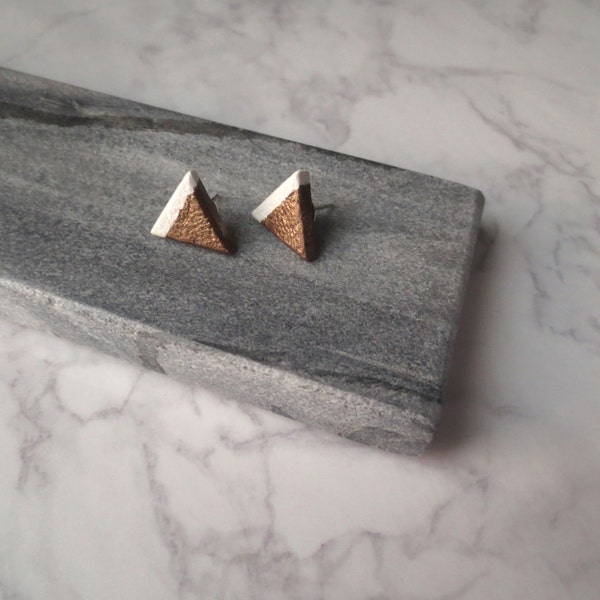 Gao - Gold Brass Triangle Stud Earrings; Handmade Clay Geometric Studs; Cream & Metal Dip Dyed Geo (Geometrische Ohrstecker) by InfinEight