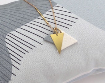 Kien - Minimalistische lange Geo Goldfarbblockhalskette; Skulpturale zeitgenössische Creme & Grau Ton Dreiecke (Sautoir Dreieck) von InfinEight