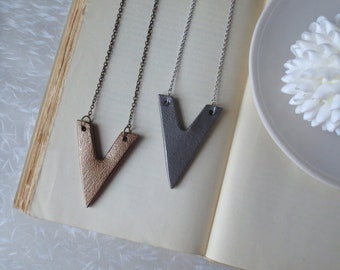 Vu - Großer Silber oder Messing Keramik Ton handgemachter Handwerker Pfeil V Kurve U lange Kette Anhänger Halskette (Sautoir Géométrique) von InfinEight