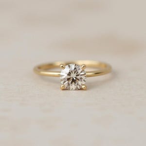 Bague de fiançailles solitaire en moissanite plaquée or 18 carats faite main