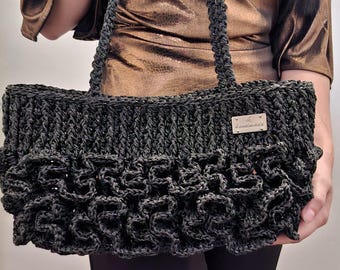 ハンドメイドの黒かぎ針編みショルダーバッグ：ゴールドチェーン付き