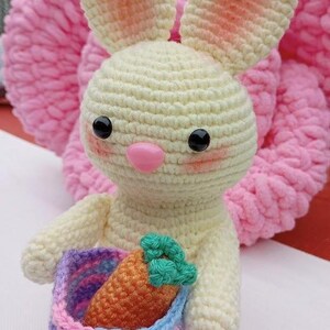 Lapin amigurumi avec motif de panier