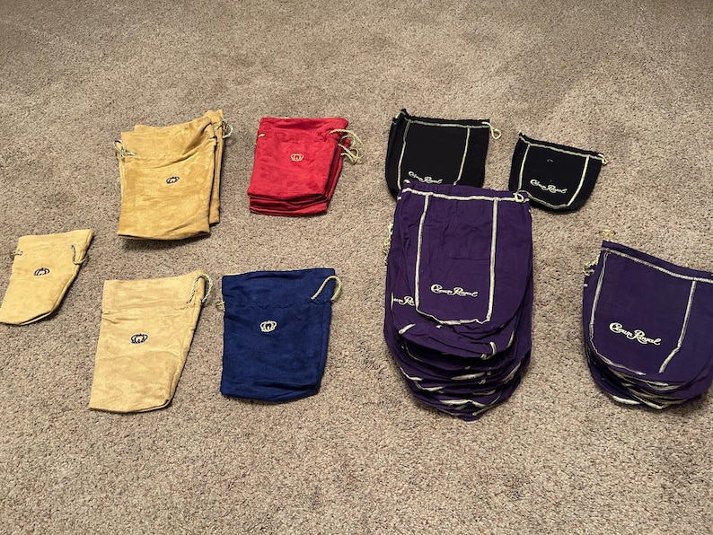 Puede incluir: Surtido de bolsas de cord&oacute;n en varios colores, incluyendo beige, rojo, negro, azul y morado. Algunas bolsas tienen el texto "Crown Royal" impreso en ellas.