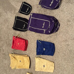 Puede incluir: Una colecci&oacute;n de bolsas de cord&oacute;n en varios colores, incluyendo rojo, azul, morado y beige. Algunas bolsas tienen el texto "Crown Royal" y un logotipo de corona.