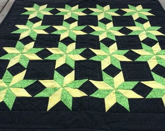 Adorno de pared de tela con estrellas: tapete acolchado amarillo, verde y negro (cuadrado de 71 cm)