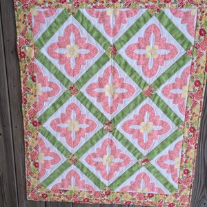 Blooming Flower Wall Hanging, Baby Quilt, 33 x 39.5 image 5