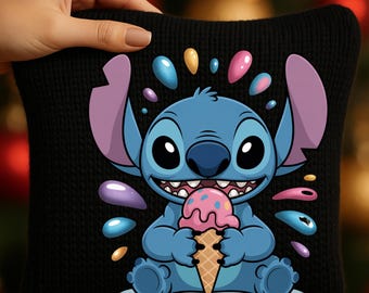Niedlicher Stitch isst Eis (PNG) – Verspielte Cartoon-Grafik, Kawaii-Vektorillustration, lustiges Sommer-Leckerei-Clipart