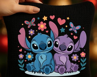 Stitch Angel Kawaii PNG – Niedliche Cartoon-Alien-Illustration, Herzen und Blumen, verspielte digitale Kunst, Liebe & Freundschaft