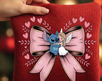 Niedliches Stitch- und Engel-PNG mit rosa Schleife – Romantisches Pastell-Cartoon-Pärchen, Kawaii-Liebes-Clipart, Valentinstag-Sublimationsdesign