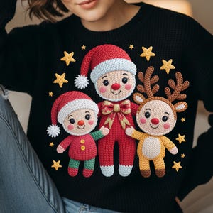 Può includere: Maglione natalizio nero lavorato a maglia con un design di Babbo Natale, pupazzo di neve e renna. Il maglione ha uno scollo tondo ed è decorato con stelle gialle. Babbo Natale e il pupazzo di neve indossano cappelli rossi e la renna ha corna marroni.