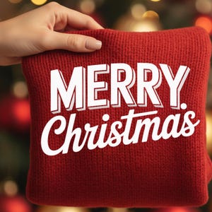 Peut inclure: Une tasse en céramique blanche avec une anse noire et le texte "But First, Coffee" en noir gras. La tasse est posée sur une surface blanche. La tasse mesure environ 10 cm de haut.