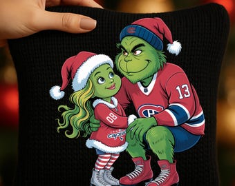 Grinch-Eishockeypaar Weihnachten PNG – Lustiges Eishockey-Cartoon-Design, weihnachtliche Sportkunst, Bestseller-PNG