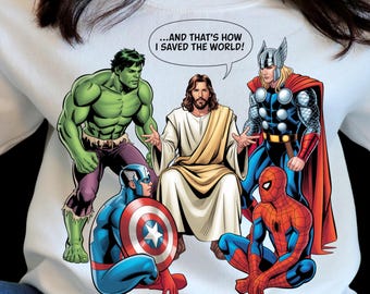 Christliche Parodie im Comic-Stil (PNG) – Humorvolle Glaubensillustration: Erlöser lehrt Superhelden-Team.