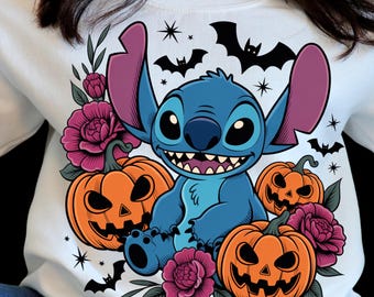 Niedliche Halloween-Illustration im Tattoo-Stil mit einem anthropomorphen Stitch, umgeben von Kürbissen, Blumen und Fledermäusen.