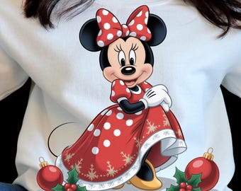 Festliche Chibi-Illustration in einem roten Weihnachtskleid mit goldenen Schneeflocken und klassischem Weihnachtscharme