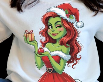 Grinch-Mädchen Weihnachten PNG – Niedliche Grinch-Frau mit Weihnachtsmütze, rotem Kleid und Geschenk, Ganzkörper-Cartoon, transparenter Hintergrund