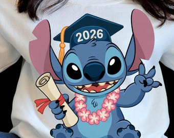 Stitch Graduation 2026 PNG – Cartoon-Illustration einer Abschlussfeier mit Diplom und Blumenkranz.