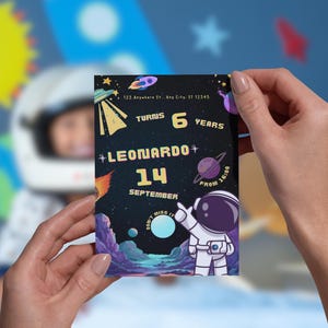 Può includere: Un invito di compleanno a tema spaziale. L'invito presenta un'illustrazione di un astronauta, pianeti e un razzo su uno sfondo blu scuro. Il testo include il nome "Leonardo", la data e l'età "6 anni".