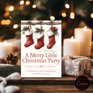 Könnte beinhalten: Eine Weihnachtsparty-Einladung mit drei roten Strümpfen mit weißem Fellbesatz, die an einem Ast hängen. Die Einladung trägt den Text "A Merry Little Christmas Party" mit Datums- und Zeitangaben. Kerzen und Geschenke im Hintergrund.