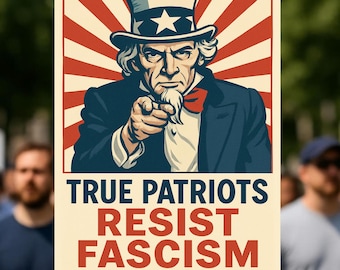 Puede incluir: Un cartel con el Tío Sam señalando con el dedo, el texto dice "TRUE PATRIOTS RESIST FASCISM". El fondo tiene rayas rojas y blancas. El Tío Sam está representado con un traje azul, pajarita roja y sombrero de copa blanco con una estrella.