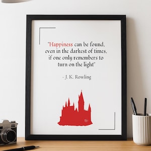 Può includere: Stampa incorniciata con la citazione di J. K. Rowling: "La felicità può essere trovata, anche nei momenti più bui, se ci si ricorda di accendere la luce". Silhouette rossa di un castello.