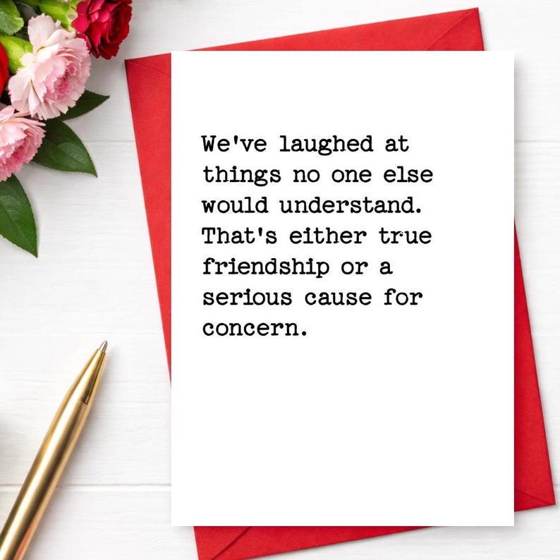 Może przedstawiać: Biała kartka okolicznościowa z czarnym tekstem w stylu maszyny do pisania o treści: We've laughed at things no one else would understand. That's either true friendship or a serious cause for concern. Kartka leży na czerwonej kopercie.