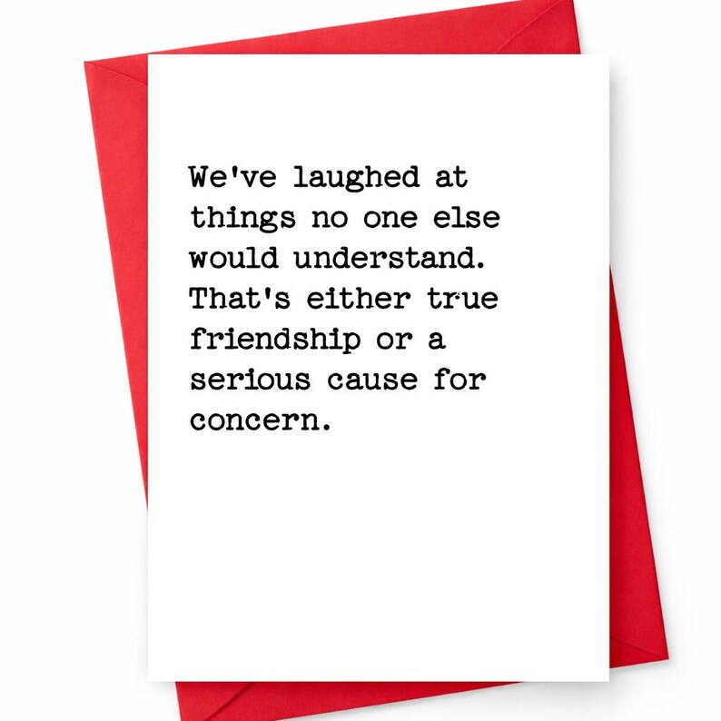 Może przedstawiać: Biała kartka okolicznościowa z czarnym tekstem w stylu maszyny do pisania o treści: We've laughed at things no one else would understand. That's either true friendship or a serious cause for concern. Kartka leży na jasnoczerwonej kopercie.