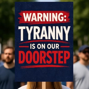 Puede incluir: Un cartel con las palabras "WARNING: TYRANNY IS ON OUR DOORSTEP" en letras blancas y rojas sobre un fondo azul oscuro. El cartel se sostiene frente a una multitud de personas.