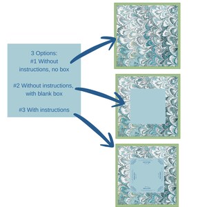 Op de afbeelding: Afbeelding met drie productopties, elk in een kader. De kaders tonen een marmerpatroon in blauw, groen en wit. De tekst beschrijft de opties: zonder instructies, met een leeg vak en met instructies.
