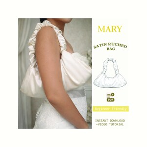 Peut inclure: Un sac froncé en satin blanc avec une poignée froncée. Le sac fait partie d'un patron PDF intitulé "MARY SATIN RUHCED BAG". Le texte "Beginner Friendly" et "INSTANT DOWNLOAD +VIDEO TUTORIAL" sont également visibles.