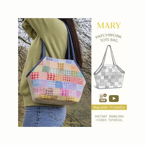 Puede incluir: Un bolso tote patchwork con un diseño geométrico. El bolso presenta una variedad de cuadrados de tela coloridos en rojo, azul, verde y rosa. El bolso tiene correas azules y una base de color marrón claro similar al ante. El texto "MARY PATCHWORK TOTE BAG" es visible.