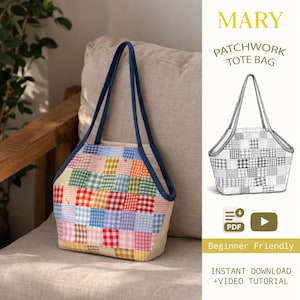 Peut inclure: Un sac fourre-tout patchwork avec un motif à carreaux coloré. Le sac a des anses et des bordures bleues, et le texte "MARY PATCHWORK TOTE BAG" est affiché. Le design est "Beginner Friendly" et comprend un téléchargement instantané et un tutoriel vidéo.