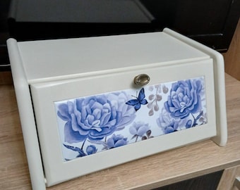 Panera de madera con peonías azules: elegante almacenamiento para la cocina de estilo rústico