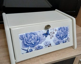 Panera de madera con peonías azules: almacenamiento rústico para cocina de granja