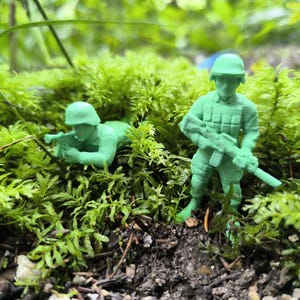 Retro Army Soldier Figurines – Set of 12 Unique 3D Printed Green Soldiers – Collectible or Display