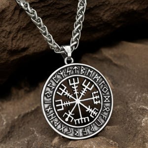 Viking Vegvisir Compass Necklace Norse Runes Wayfinder Symbol Pagan Protection Amulet Nordic Mythology Stainless Steel Leather Chain