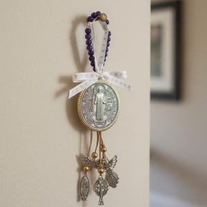 Colgante católico para puerta con bendición del hogar, medalla de San Benito, dijes y cinta de cuentas.