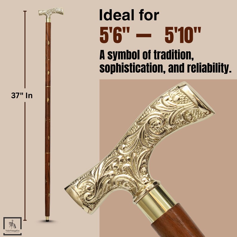 K&ouml;nnte beinhalten: Ein 94 cm langer Gehstock aus Holz mit einem dekorativen Messinggriff. Der Griff weist aufwendige Blumenmuster auf. Der Stock ist braun mit goldenen Akzenten.