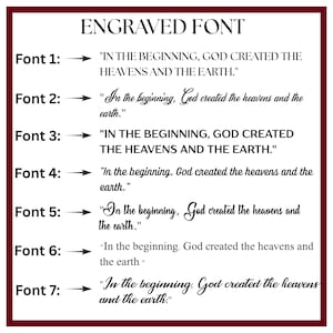 K&ouml;nnte beinhalten: Grafik mit sieben verschiedenen gravierten Schriftarten. Jede Schriftart zeigt den Satz &bdquo;Am Anfang schuf Gott Himmel und Erde&ldquo;. Die Schriftarten variieren im Stil, von klassisch bis kursiv.