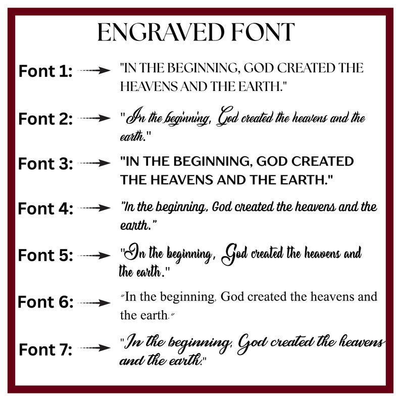 K&ouml;nnte beinhalten: Grafik mit sieben verschiedenen gravierten Schriftarten. Jede Schriftart zeigt den Satz &bdquo;Am Anfang schuf Gott Himmel und Erde&ldquo;. Die Schriftarten variieren im Stil, von klassisch bis kursiv.
