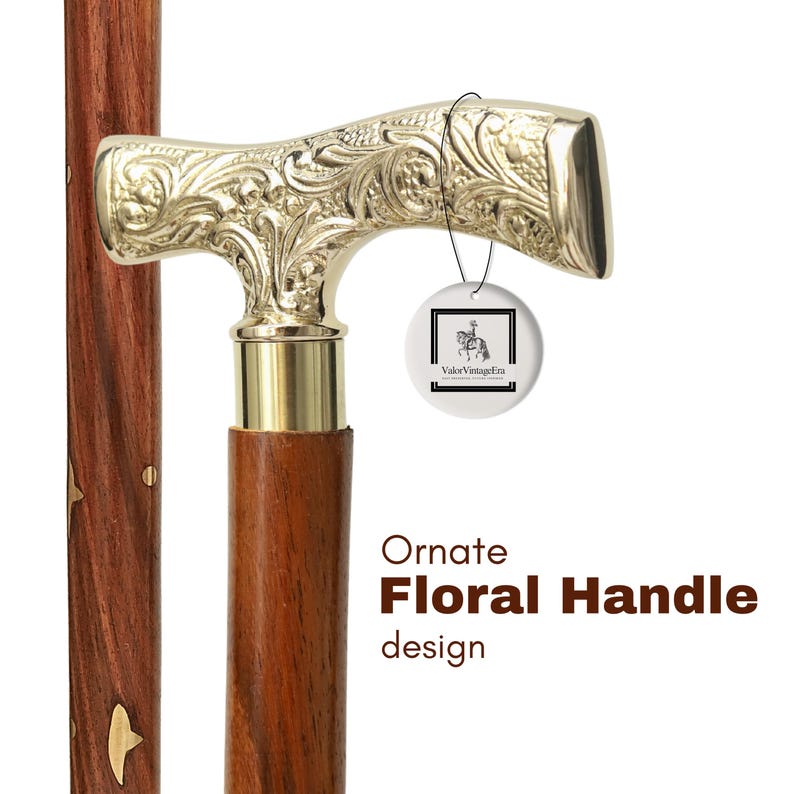 K&ouml;nnte beinhalten: Nahaufnahme eines Gehstocks mit einem verzierten, goldfarbenen floralen Griff. Der T-f&ouml;rmige Griff ist an einem dunkelbraunen Holzschaft befestigt. Der Text "Ornate Floral Handle design" ist sichtbar.