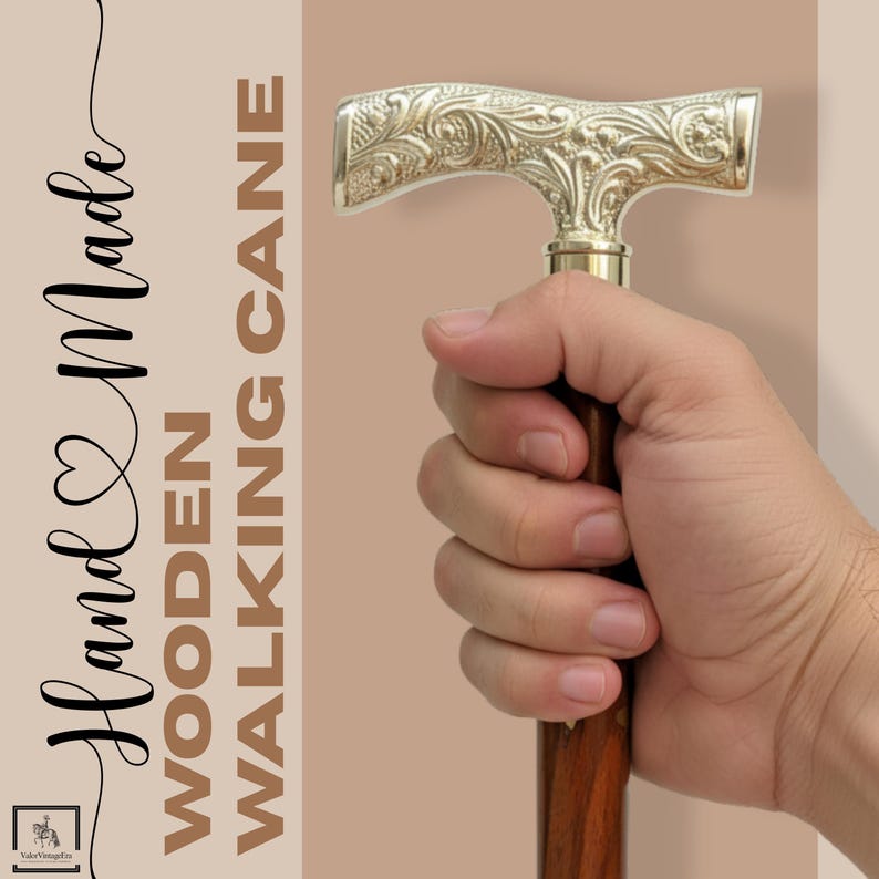 K&ouml;nnte beinhalten: Handgefertigter Holz-Spazierstock. Der Stock hat einen dekorativen, silberfarbenen Griff mit einem verzierten floralen Design. Der Holzschaft ist dunkelbraun. Der Text "Hand Made Wooden Walking Cane" ist im Bild zu sehen.
