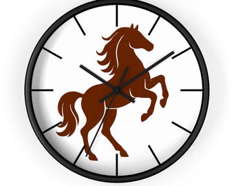 大きな金属製馬掛け時計：家や馬小屋に飾る、大きな数字が目を引く