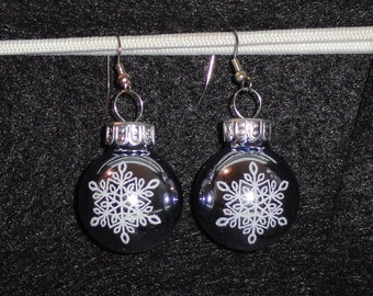 Glänzende Silber-Blaue Glaskugel Ornament Ohrringe Weihnachten Urlaub mit Weißer Glitzer Schneeflocke