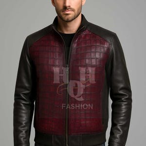Peut inclure: Veste en cuir noire avec un panneau avant matelassé bordeaux et des manches noires. La veste a une fermeture éclair et un col montant. Le texte "HQ Fashion" est visible sur le devant.