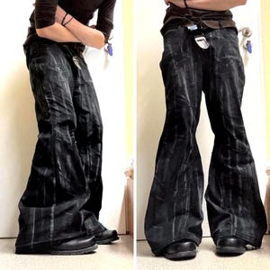 Czarne, szerokie, woskowane Jeans Punkowe – один из робионе, szerokie, rozszerzone сподни с готическим и альтернативным металлическим стилем в стиле 2000 г.