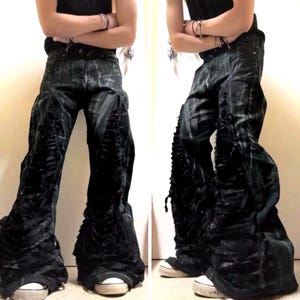 Czarne, szerokie, punkowe, przetarte Jeans – один раз робионе, лунье, роззерзоне сподние с готическим и альтернативным металлическим стилем из прошлого 2000 г.