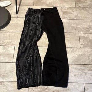 Czarne, szerokie, woskowane Jeans Punkowe – один из робионе, szerokie, rozszerzone сподни с готическим и альтернативным металлическим стилем в стиле 2000 г.