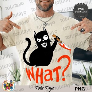 以下が含まれることがあります： 血まみれのナイフを持った黒猫が描かれたクリーム色のTシャツ。赤い文字で「WHAT？」と書かれています。猫は不気味な表情をしています。シャツには「Tutu Tayo」と「PNG DOWNLOAD」の文字も入っています。