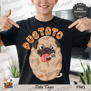 Puede incluir: Camiseta gris oscuro con un dibujo animado de un carlino y la palabra "PUGTATO" encima. El carlino tiene una larga lengua rosa y sostiene un pequeño gráfico colorido. La camiseta tiene el logo "Tutu Tayo".